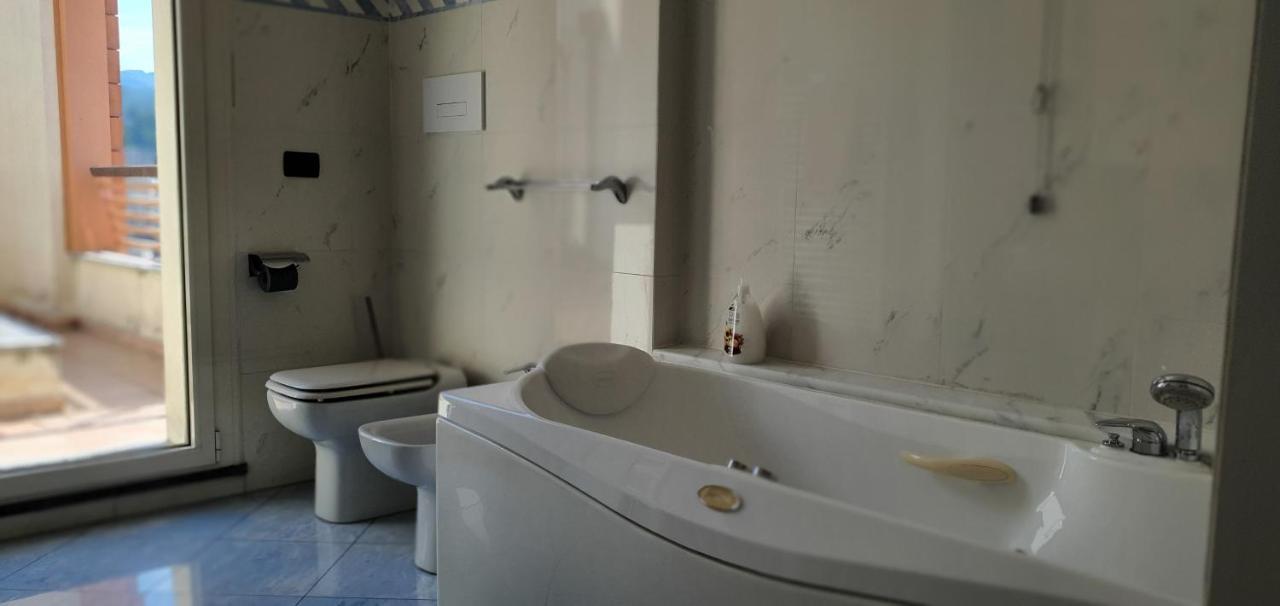 Apartamento Attico Con Vista Su Genova Exterior foto